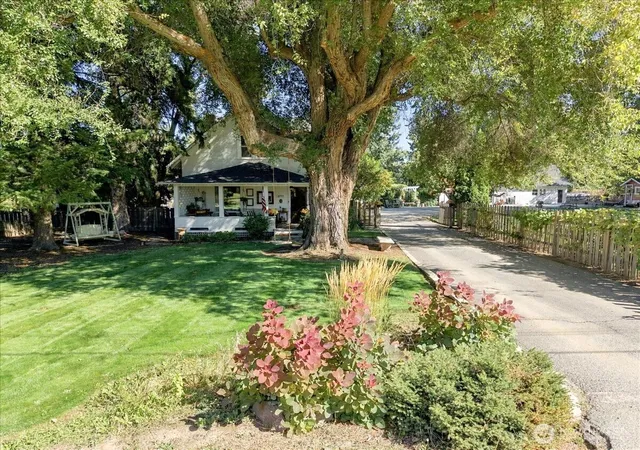Photo 3 of Single family home for sale at 1217 Pershing St, Wenatchee, WA 98801 | MLS# NWM2585186 | Listing updated on 2026-09-25
