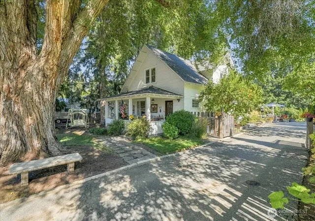 Photo 4 of Single family home for sale at 1217 Pershing St, Wenatchee, WA 98801 | MLS# NWM2585186 | Listing updated on 2026-09-25