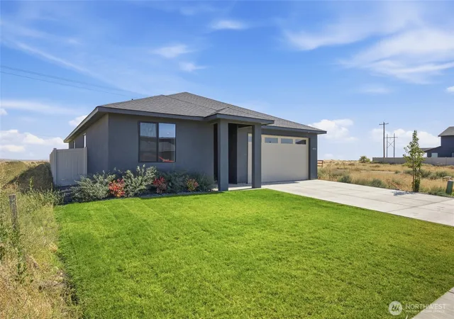 Photo 2 of Single family home for sale at 930 L St Ne, Ephrata, WA 98823 | MLS# NWM2585197 | Listing updated on 2026-09-22