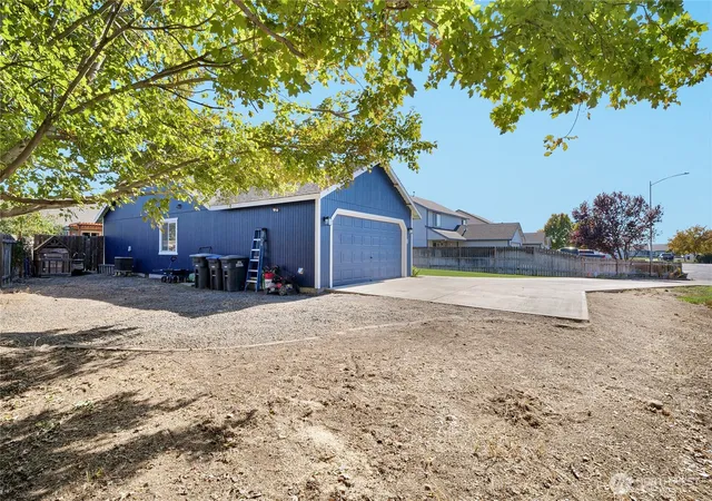 Photo 3 of Single family home for sale at 1421 S Cougar Dr, Moses Lake, WA 98837 | MLS# NWM2585233 | Listing updated on 2026-10-09