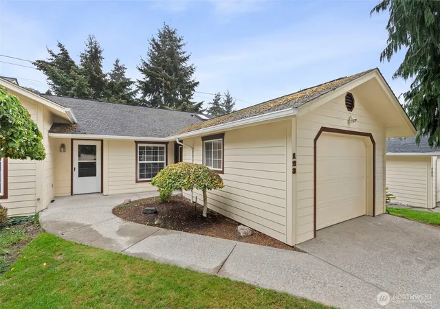 Photo 2 of Single family home for sale at 123 Robert Frost Dr, Centralia, WA 98531 | MLS# NWM2585242 | Listing updated on 2026-09-23