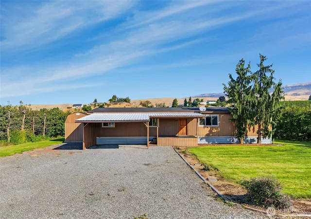 Photo 3 of Manufactured home for sale at 2931 5th Street Ne, East Wenatchee, WA 98802 | MLS# NWM2585251 | Listing updated on 2026-09-24