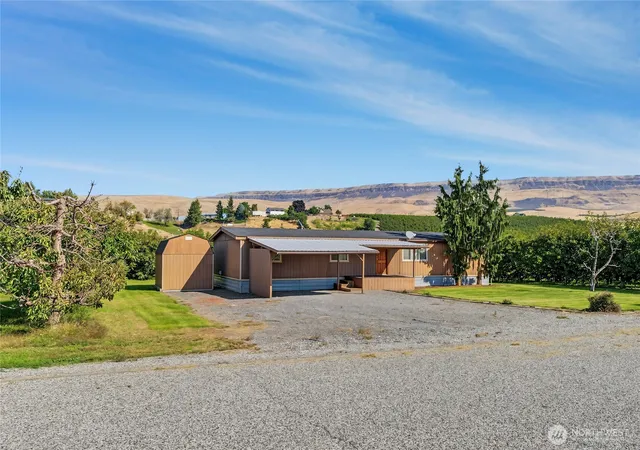 Photo 3 of Manufactured home for sale at 2931 5th Street NE, East Wenatchee, WA 98802 | MLS# NWM2585251 | Listing updated on 2026-09-24