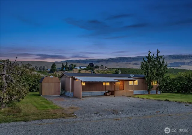 Photo 4 of Manufactured home for sale at 2931 5th Street NE, East Wenatchee, WA 98802 | MLS# NWM2585251 | Listing updated on 2026-09-24