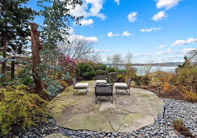 Photo 3 of Single family home for sale at 919 6th Street W, Kirkland, WA 98033 | MLS# NWM2585263 | Listing updated on 2026-09-29