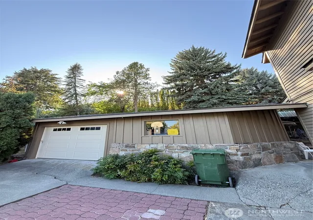 Photo 4 of Single family home for sale at 300 Canyon Ct Dr, Omak, WA 98841 | MLS# NWM2585276 | Listing updated on 2026-09-29