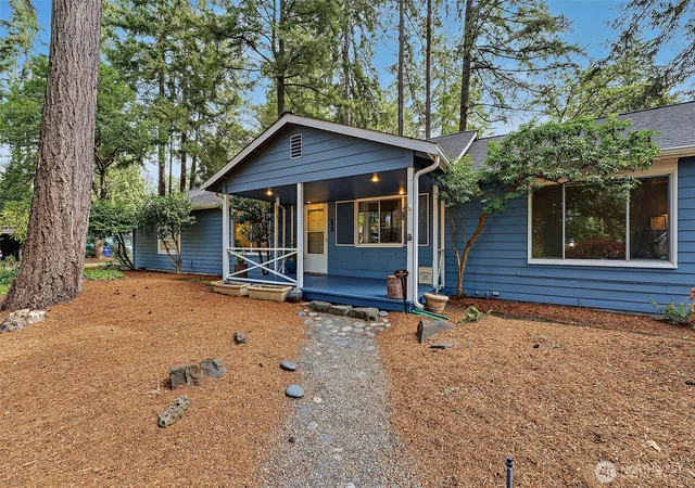 Photo 1 of Single family home for sale at 10903 Meadow Rd Sw, Lakewood, WA 98499 | MLS# NWM2585290 | Listing updated on 2026-09-29