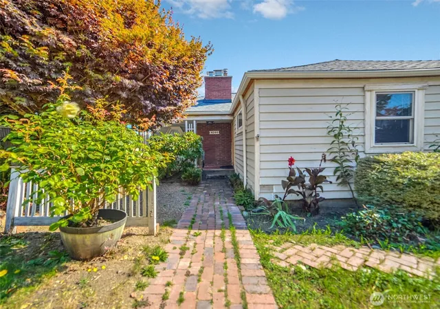 Photo 2 of Sale Pending at 4044 39th Avenue Sw, Seattle, WA 98116 | MLS# NWM2585300 | Listing updated on 2026-09-27
