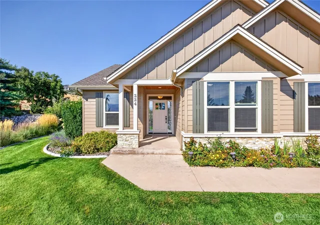 Photo 2 of Single family home for sale at 224 Rolling Hills Ln, Wenatchee, WA 98801 | MLS# NWM2585316 | Listing updated on 2026-09-29