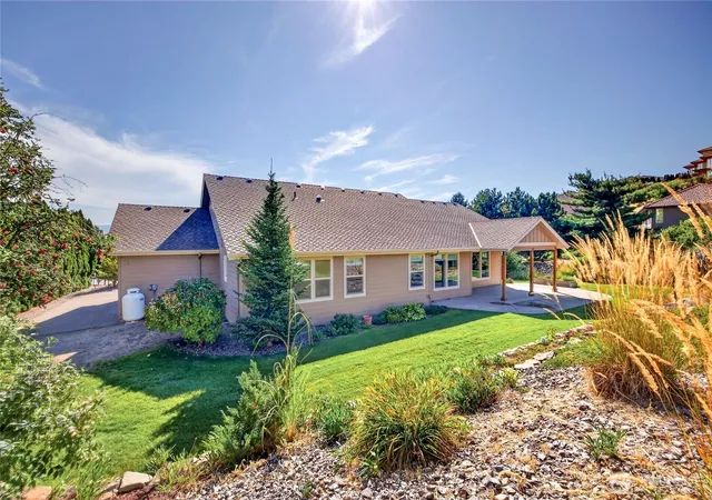 Photo 4 of Single family home for sale at 224 Rolling Hills Ln, Wenatchee, WA 98801 | MLS# NWM2585316 | Listing updated on 2026-09-29
