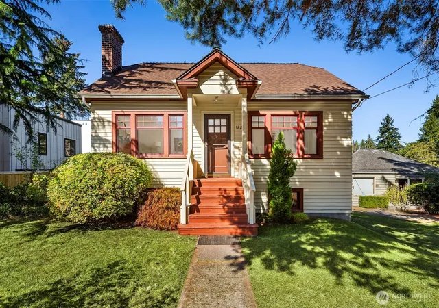 Photo 2 of Single family home for sale at 1222 Ne 100th Street, Seattle, WA 98125 | MLS# NWM2585326 | Listing updated on 2026-10-01