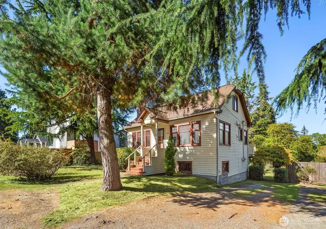 Photo 3 of Single family home for sale at 1222 NE 100th Street, Seattle, WA 98125 | MLS# NWM2585326 | Listing updated on 2026-10-01