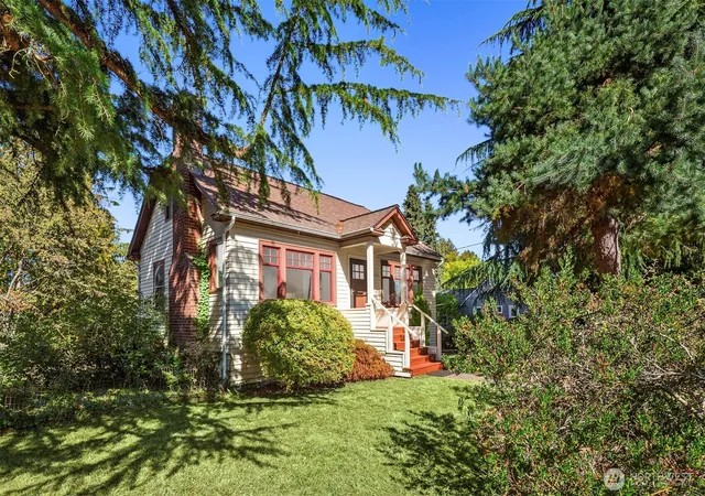 Photo 4 of Single family home for sale at 1222 NE 100th Street, Seattle, WA 98125 | MLS# NWM2585326 | Listing updated on 2026-10-01