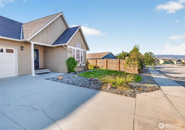 Photo 3 of Single family home for sale at 1364 Tractor Loop, East Wenatchee, WA 98802 | MLS# NWM2585328 | Listing updated on 2026-09-26