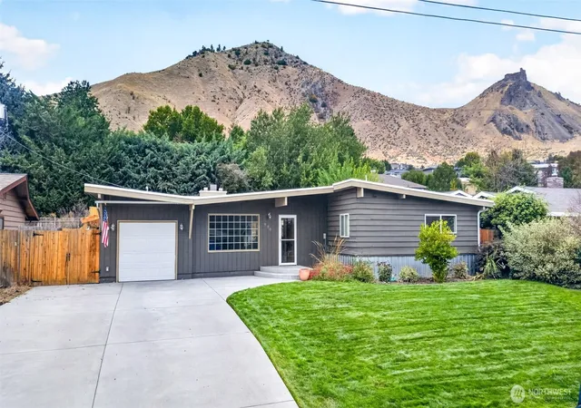 Photo 1 of Single family home for sale at 800 Grandview Ave, Wenatchee, WA 98801 | MLS# NWM2585348 | Listing updated on 2026-09-29