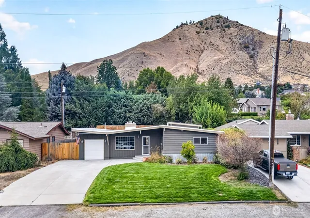 Photo 2 of Single family home for sale at 800 Grandview Ave, Wenatchee, WA 98801 | MLS# NWM2585348 | Listing updated on 2026-09-29