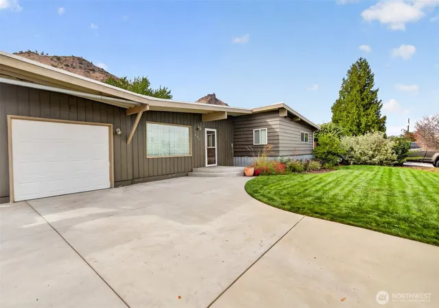 Photo 3 of Single family home for sale at 800 Grandview Ave, Wenatchee, WA 98801 | MLS# NWM2585348 | Listing updated on 2026-09-29