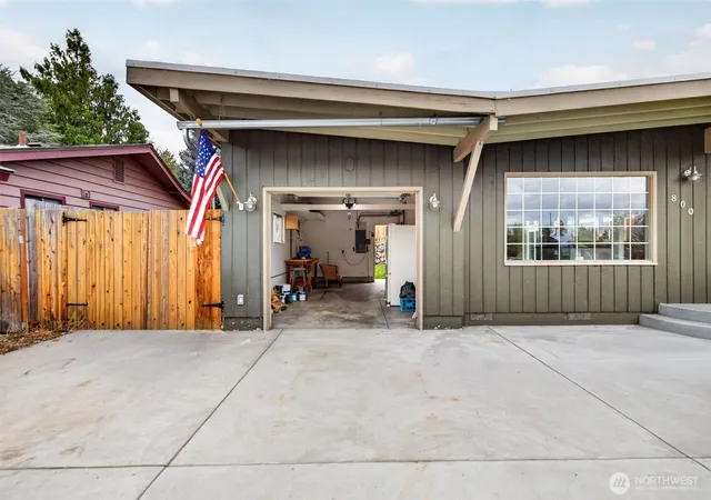 Photo 3 of Single family home for sale at 800 Grandview Ave, Wenatchee, WA 98801 | MLS# NWM2585348 | Listing updated on 2026-09-29