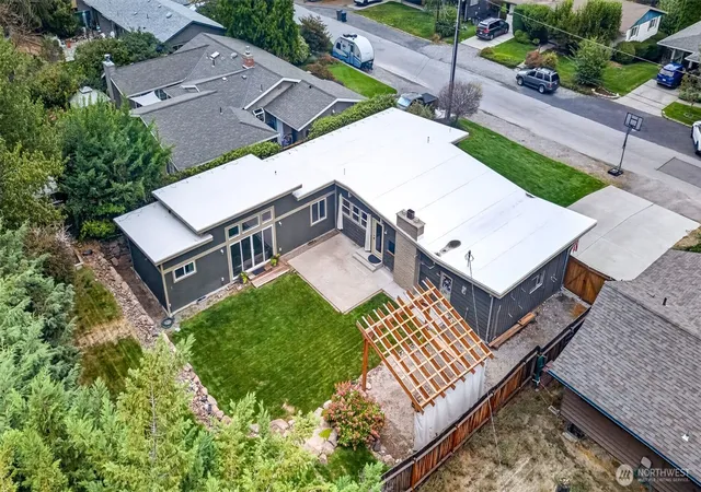 Photo 4 of Single family home for sale at 800 Grandview Ave, Wenatchee, WA 98801 | MLS# NWM2585348 | Listing updated on 2026-09-29