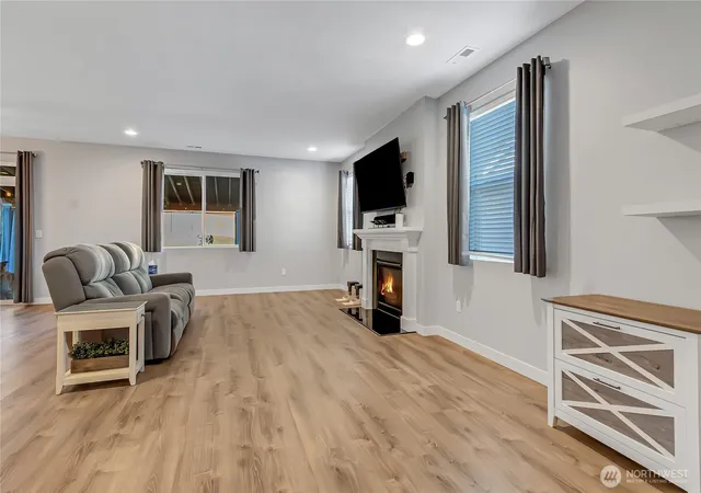 Photo 4 of Single family home for sale at 33913 12th Place SW, Federal Way, WA 98023 | MLS# NWM2585354 | Listing updated on 2026-10-01