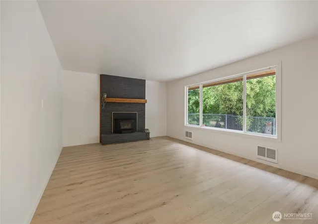 Photo 4 of Single family home for sale at 811 Hyak Way, Fox Island, WA 98333 | MLS# NWM2585387 | Listing updated on 2026-09-25