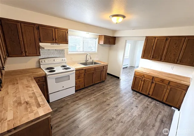 Photo 3 of Single family home for sale at 1012 South 6th St, Kelso, WA 98626 | MLS# NWM2585391 | Listing updated on 2026-09-25