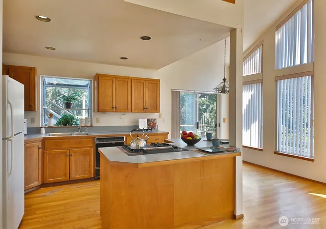 Photo 3 of Single family home for sale at 8057 Island Ct, Clinton, WA 98236 | MLS# NWM2585393 | Listing updated on 2026-09-28