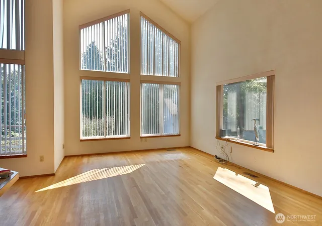 Photo 4 of Single family home for sale at 8057 Island Ct, Clinton, WA 98236 | MLS# NWM2585393 | Listing updated on 2026-09-28