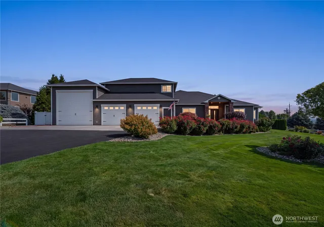 Photo 1 of Single family home for sale at 3715 Viewmont Dr, Wenatchee, WA 98801 | MLS# NWM2585402 | Listing updated on 2026-09-27