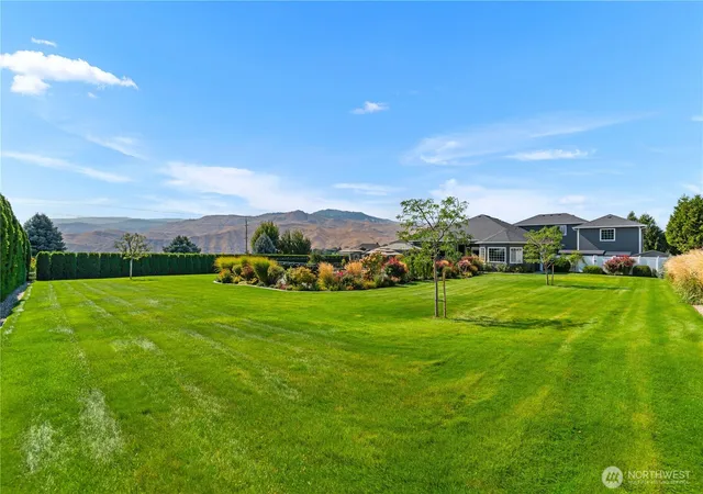 Photo 2 of Single family home for sale at 3715 Viewmont Dr, Wenatchee, WA 98801 | MLS# NWM2585402 | Listing updated on 2026-09-27