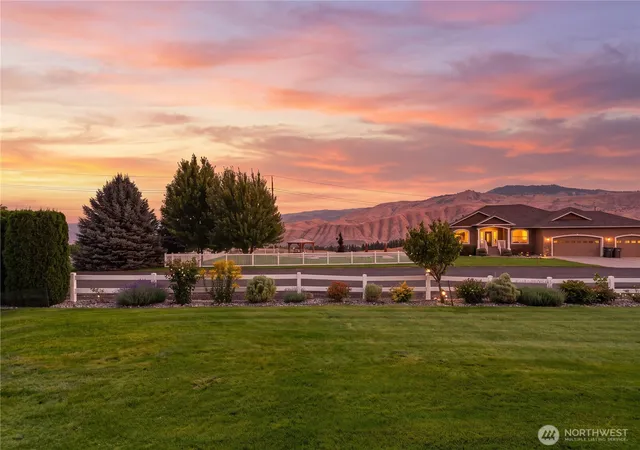 Photo 4 of Single family home for sale at 3715 Viewmont Dr, Wenatchee, WA 98801 | MLS# NWM2585402 | Listing updated on 2026-09-27