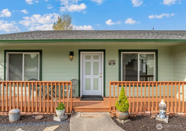 Photo 3 of Single family home for sale at 829 Gish Rd, Onalaska, WA 98570 | MLS# NWM2585404 | Listing updated on 2026-09-26