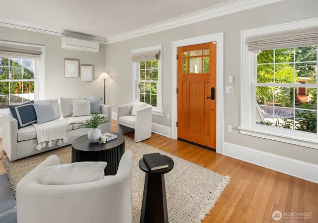 Photo 4 of Single family home for sale at 822 31st Avenue, Seattle, WA 98122 | MLS# NWM2585467 | Listing updated on 2026-10-01