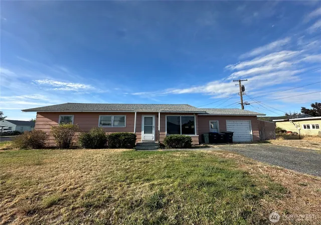 Photo 1 of Single family home for sale at 514 S Schneirla St, Moses Lake, WA 98837 | MLS# NWM2585470 | Listing updated on 2026-10-09