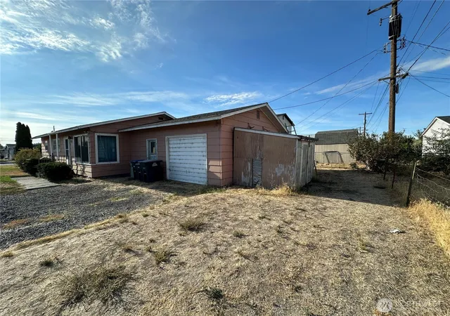 Photo 2 of Single family home for sale at 514 S Schneirla St, Moses Lake, WA 98837 | MLS# NWM2585470 | Listing updated on 2026-10-09