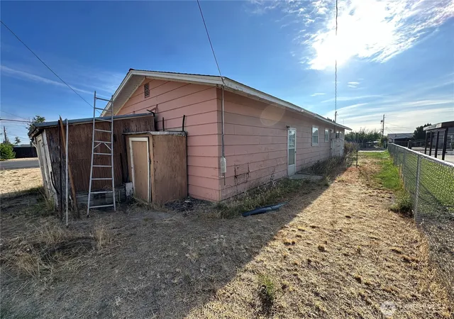 Photo 3 of Single family home for sale at 514 S Schneirla St, Moses Lake, WA 98837 | MLS# NWM2585470 | Listing updated on 2026-10-09