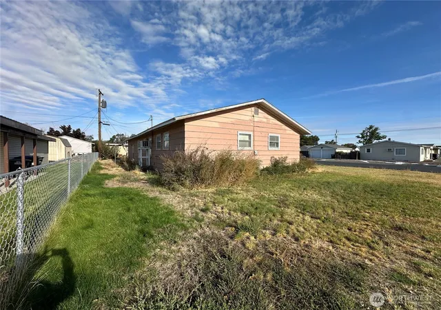Photo 3 of Single family home for sale at 514 S Schneirla St, Moses Lake, WA 98837 | MLS# NWM2585470 | Listing updated on 2026-10-09