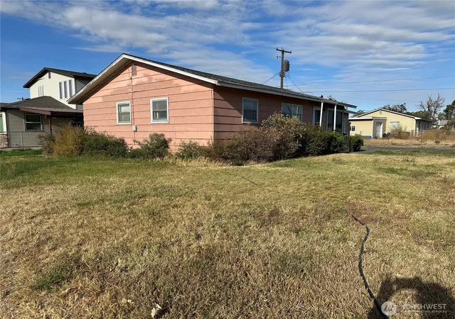 Photo 4 of Single family home for sale at 514 S Schneirla St, Moses Lake, WA 98837 | MLS# NWM2585470 | Listing updated on 2026-10-09