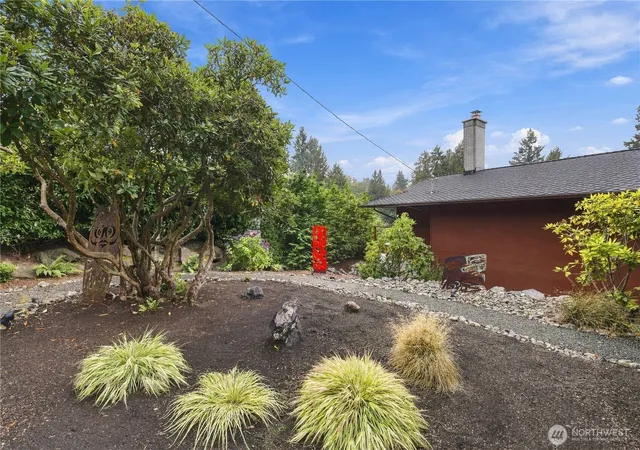 Photo 2 of Single family home for sale at 4106 Cliff Dr, Everett, WA 98203 | MLS# NWM2585489 | Listing updated on 2026-10-01