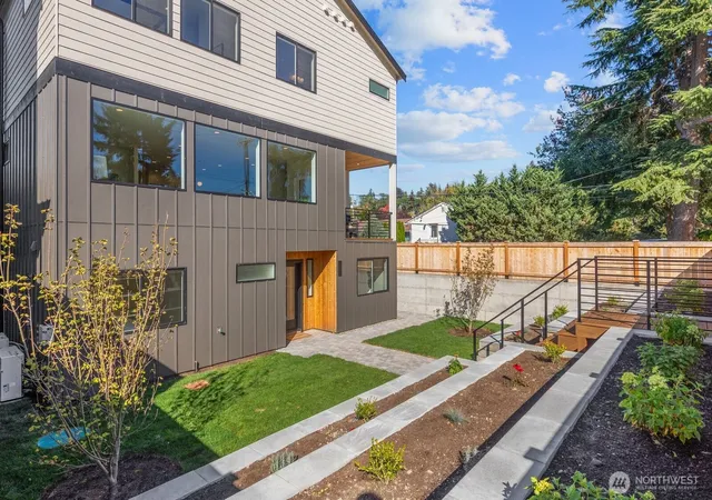 Photo 1 of Single family home for sale at 3312 W Dravus St, Seattle, WA 98199 | MLS# NWM2585493 | Listing updated on 2026-09-29