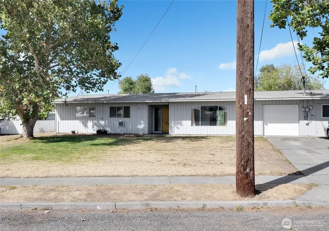 Photo 3 of Single family home for sale at 9023 Mcconnell Dr #A, Moses Lake, WA 98837 | MLS# NWM2585500 | Listing updated on 2026-10-02