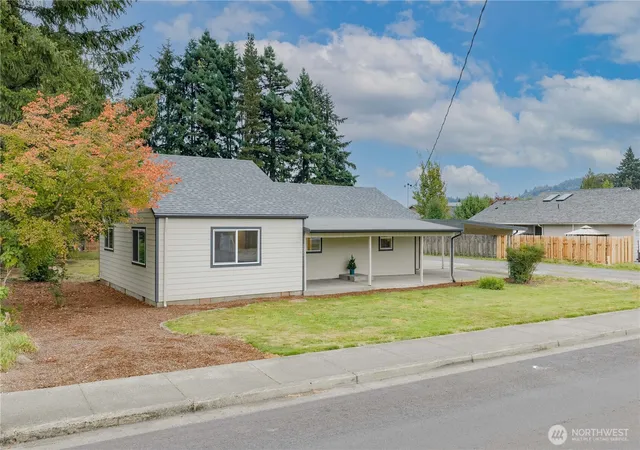 Photo 2 of Single family home for sale at 2624 48th Avenue, Longview, WA 98632 | MLS# NWM2585533 | Listing updated on 2026-10-01