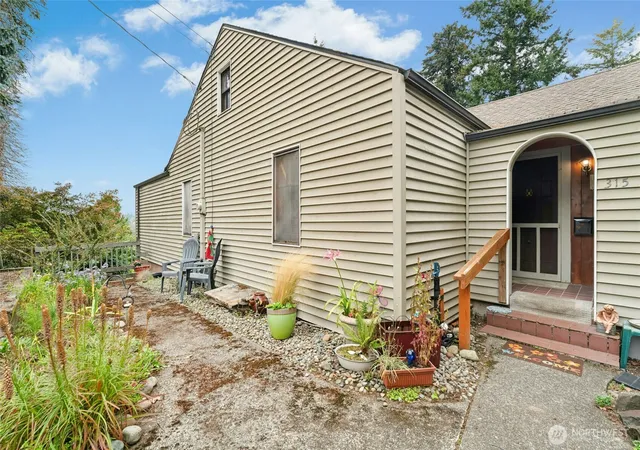 Photo 2 of Single family home for sale at 315 24th Avenue Sw, Olympia, WA 98501 | MLS# NWM2585593 | Listing updated on 2026-10-01