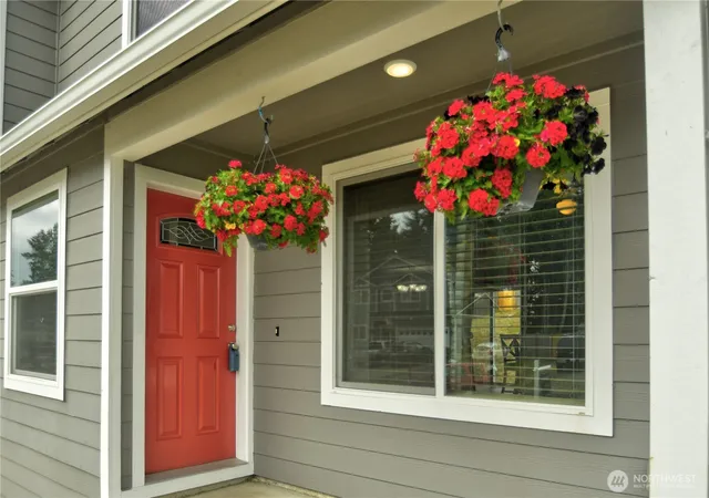Photo 3 of Single family home for sale at 308 Middleton Ct Se, Rainier, WA 98576 | MLS# NWM2585599 | Listing updated on 2026-09-28