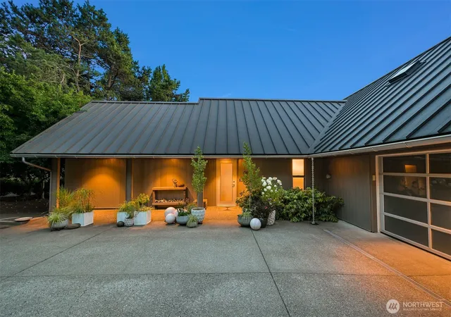 Photo 4 of Single family home for sale at 416 S Clarkwood, Bellingham, WA 98225 | MLS# NWM2585602 | Listing updated on 2026-09-22