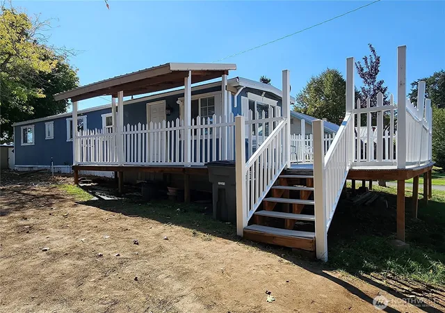 Photo 3 of Manufactured home for sale at 720 E Locust St, Waterville, WA 98858 | MLS# NWM2585661 | Listing updated on 2026-09-22