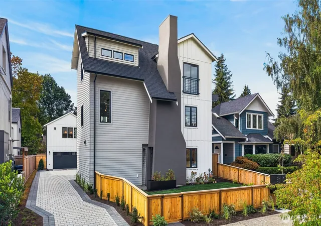 Photo 1 of Single family home for sale at 2631 34th Avenue W, Seattle, WA 98199 | MLS# NWM2585741 | Listing updated on 2026-10-01
