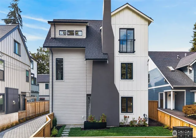 Photo 2 of Single family home for sale at 2631 34th Avenue W, Seattle, WA 98199 | MLS# NWM2585741 | Listing updated on 2026-10-01