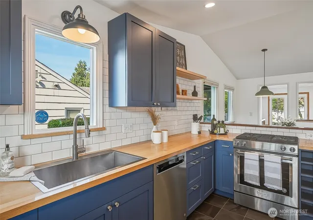 Photo 4 of Sale Pending at 1218 NE 117th Street, Seattle, WA 98125 | MLS# NWM2585755 | Listing updated on 2026-10-01