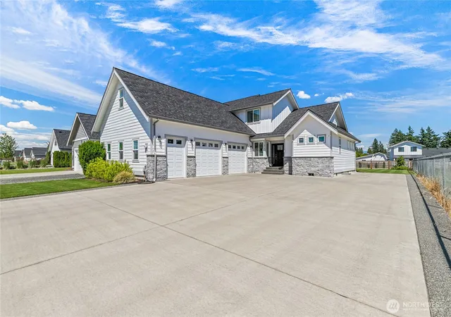 Photo 2 of Single family home for sale at 814 Rye Ct, Lynden, WA 98264 | MLS# NWM2585791 | Listing updated on 2026-09-25